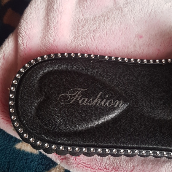 Sandles - Picture 2 of 3